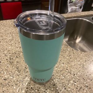 Yeti 30oz with lid & straw & extra lid for 30oz